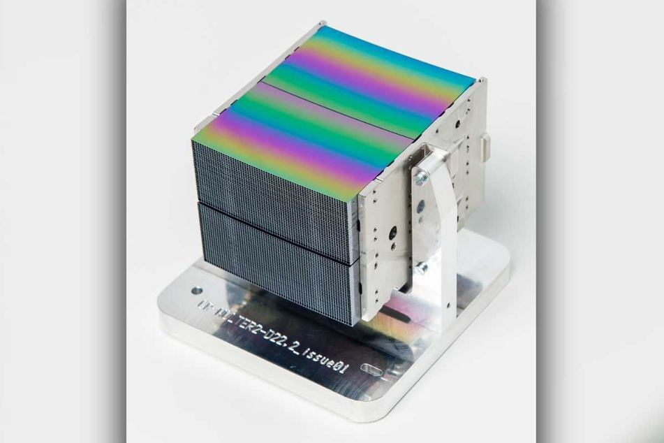 Ein solches Modul aus 140 industriellen Siliziumspiegelplatten ist Teil des Röntgenteleskops ATHENA der Weltraumorganisation ESA.