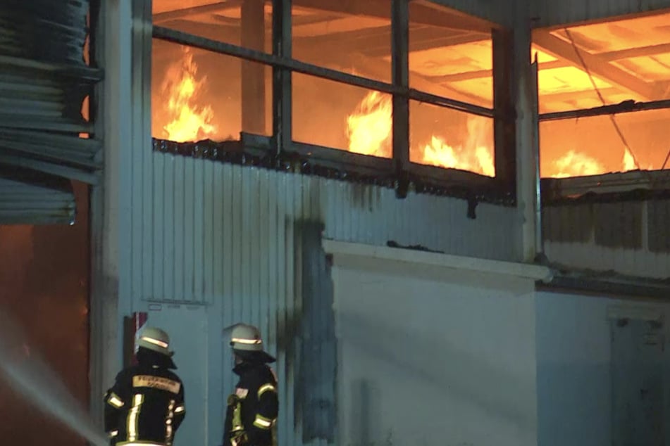 Millionenschaden nach Großfeuer auf Recyclinghof: Feuerwehr stundenlang im Einsatz