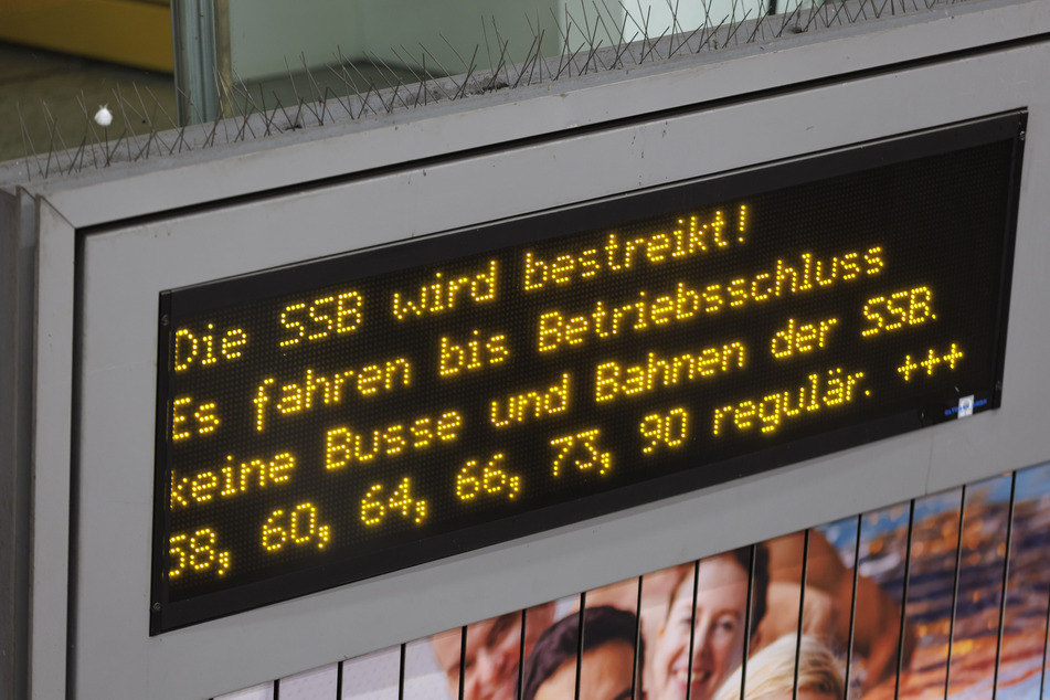 Eine Hinweistafel am Stuttgarter Bahnhof weist auf den Streik hin.