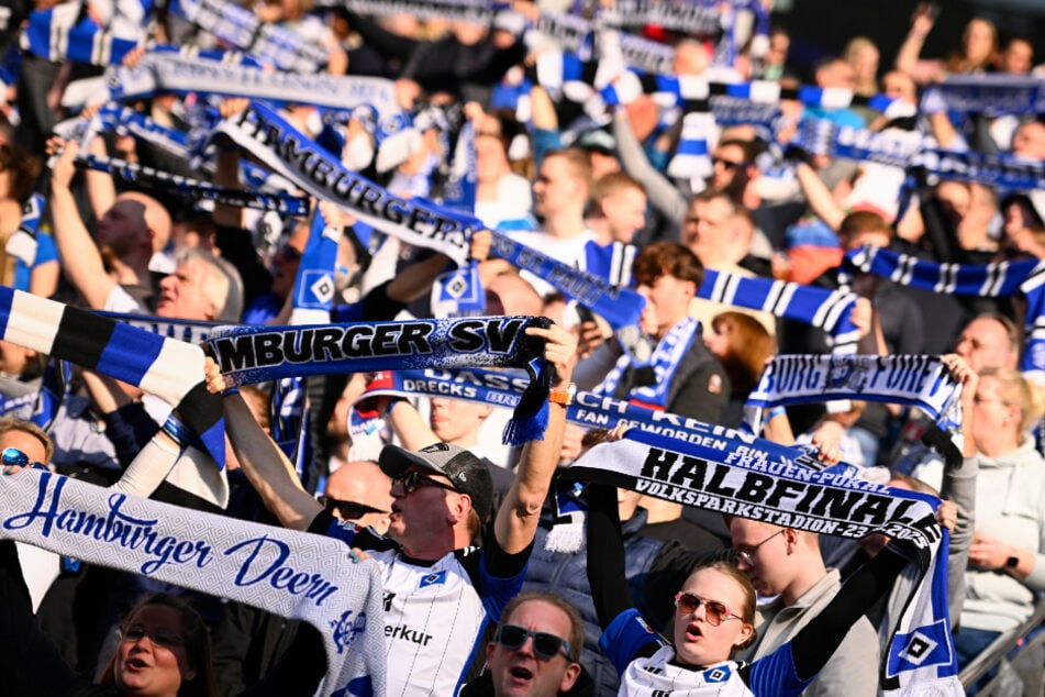 An den Abgängen Nord-Ost und Nord-West können sich HSV-Anhänger am Samstag Freibier abholen.