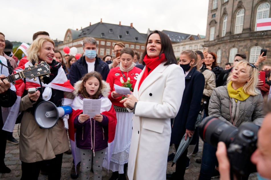 Dänemark, Kopenhagen: Swetlana Tichanowskaja, Oppositionspolitikerin in Belarus (Weißrussland), spricht bei einer Demonstration.