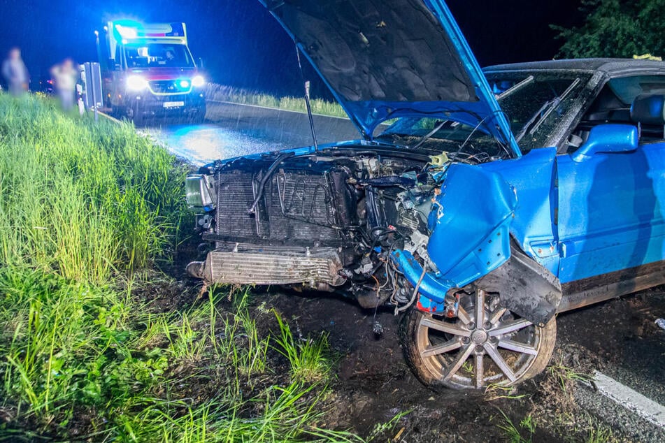 Vollsperrung nach Unfall im Erzgebirge: Audi kracht gegen Baum