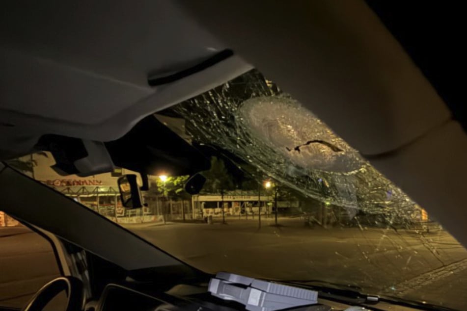 Der Stein durchschlug die Frontscheibe und verletzte die Polizistin.
