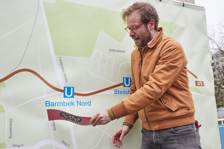 Hamburgs Verkehrssenator Anjes Tjarks enthüllt den zukünftigen Namen der U-Bahnstation "Barmbek Nord" der Linie U5.