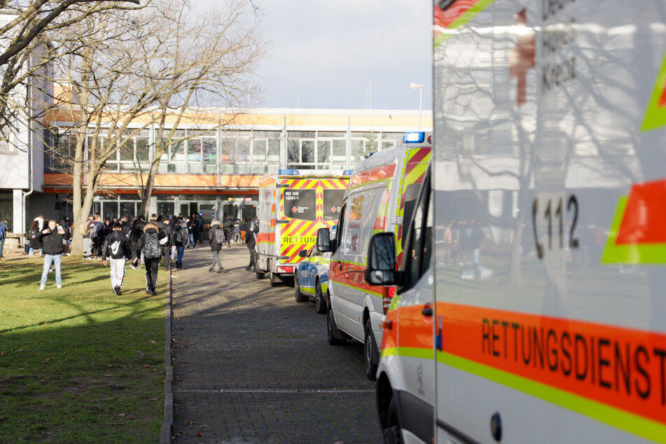 13 Schülerinnen und drei Lehrkräfte der IGS Mainspitze klagten nach der Böllerexplosion über Beschwerden.