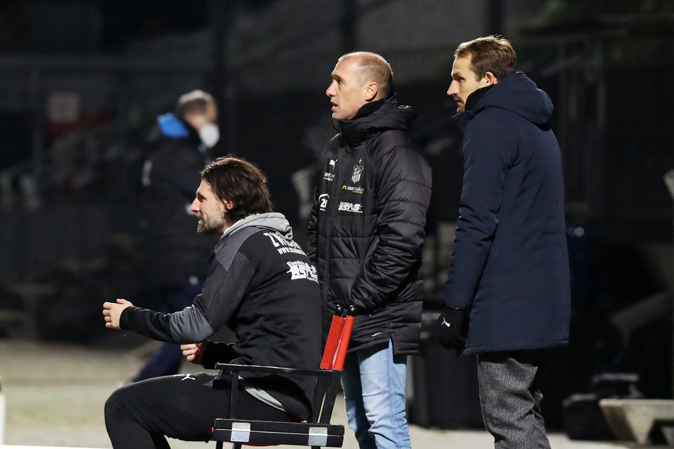 Stehen Sportchef Toni Wachsmuth (34, r.) und der FSV-Vorstand tatsächlich noch voll und ganz hinter Trainer Joe Enochs (49, M.)?