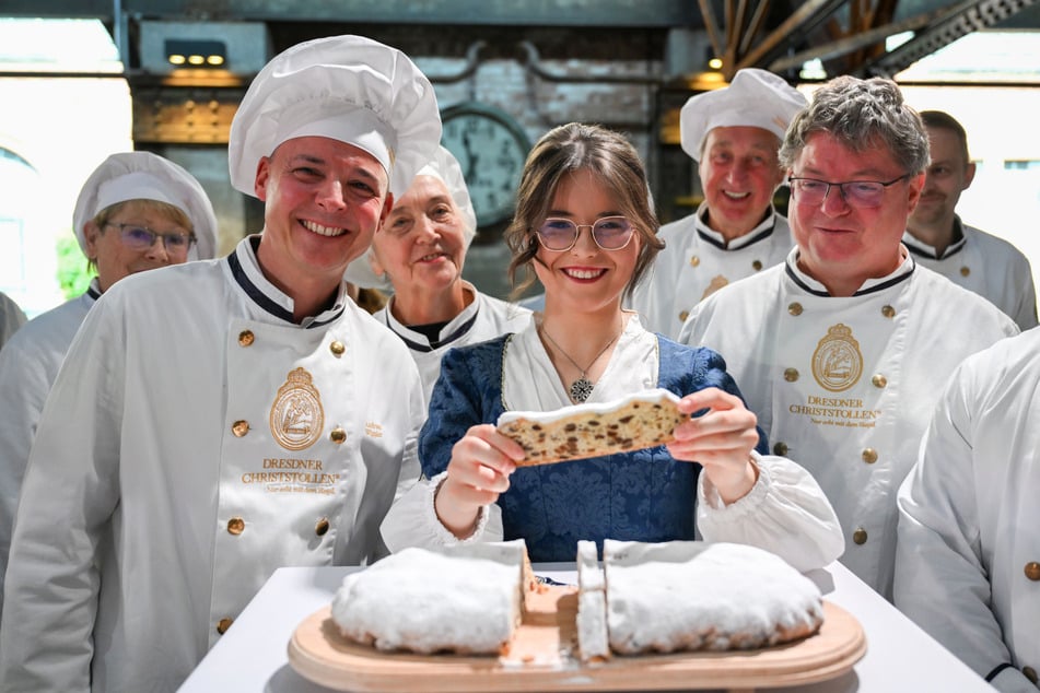 Inmitten der Bäcker des Schutzverbandes probiert Stollenmädchen Ruth Liebscher (18) den ersten Christstollen.