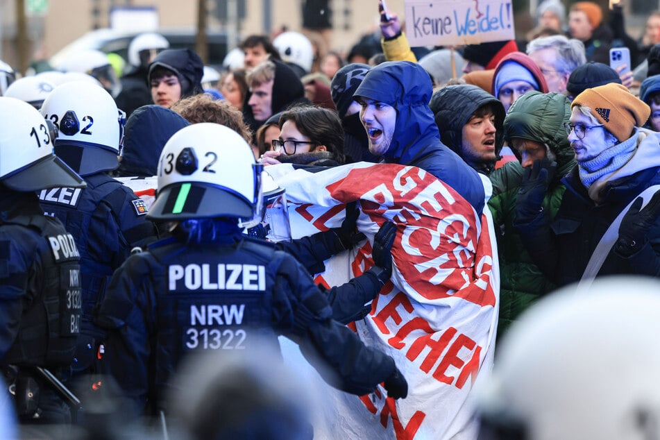 Die Polizei forderte die Demonstranten am Dienstag zunächst vergeblich auf, den Platz zu räumen. Die Stimmung war kurzzeitig sehr aufgeheizt.