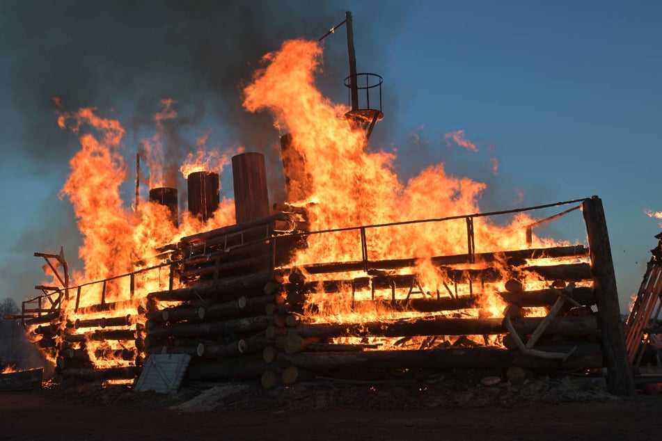 Am Samstagabend ist das Schiff feierlich in Brand gesteckt worden.
