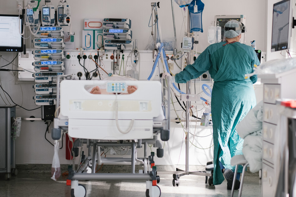 Niedersachsen, Braunschweig: Eine Intensivpflegerin versorgt auf der Intensivstation einen an Covid-19 erkrankten Patienten.