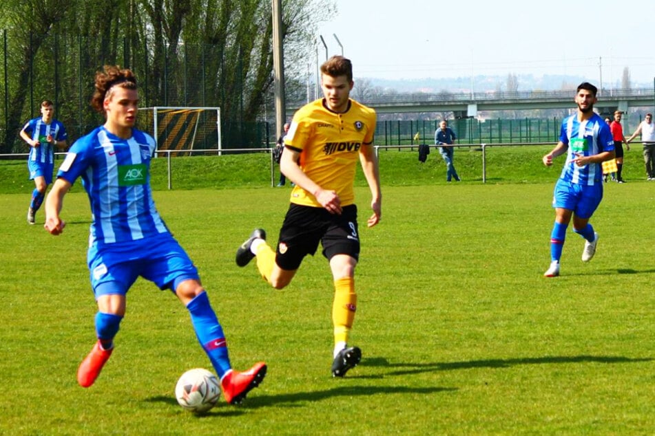 Omar Rekik (18; l.) für Herthas U19 am 6. April 2019 im Dresdner Sportpark Ostra im Duell mit dem damaligen Dynamo-U19-Angreifer Christopher Gebhardt (heute FSV Budissa Bautzen) am Ball.