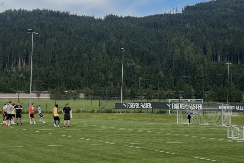 Mit Schüssen aufs Tor endet das Training an Tag eins für den FC St. Pauli.