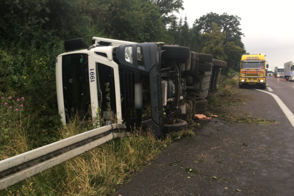 Der polnische Lastwagen liegt neben der A2 auf einer Leitplanke.