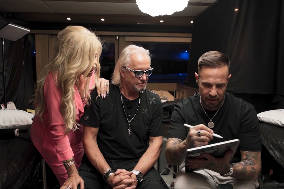 Der gestochene Liebesbeweis lässt bei Ehefrau Carmen (60) sogar die Tränchen kullern.