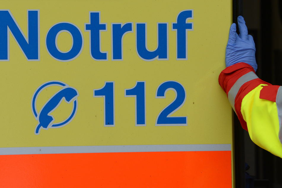 Der Fahrer wurde mit schweren Verletzungen ins Krankenhaus gebracht. (Symbolbild)
