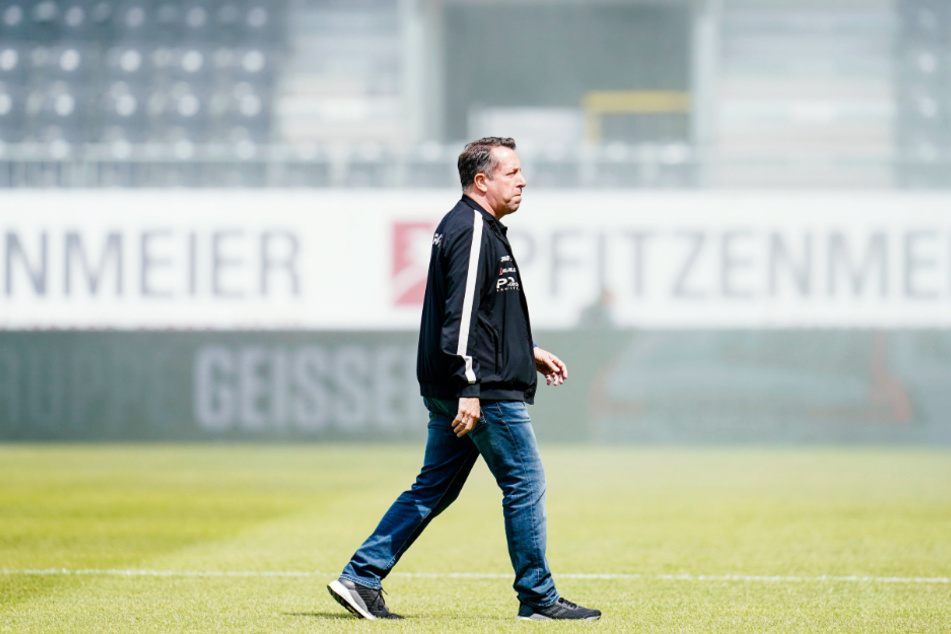 Dynamo-Trainer Markus Kauczinski (50) nach dem Abstieg am Sonntag in Sandhausen. Jetzt geht sein Blick nach vorn, er will eine schlagkräftige Mannschaft für die 3. Liga aufbauen.