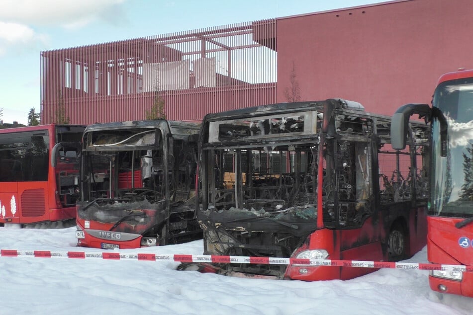 Mehrere Busse auf einem Parkplatz in Waldshut-Tiengen wurden schwer beschädigt. Zur Brandbekämpfung setzte die Feuerwehr Löschschaum ein.