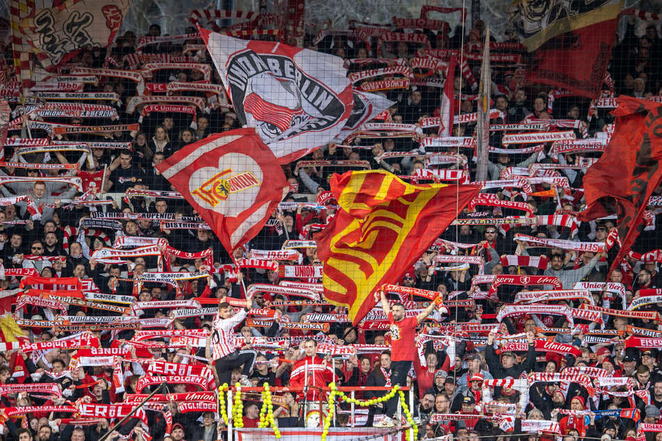 Fans des 1.FC Union Berlin trauern um ihren ehemaligen Stadionsprecher André Rolle.