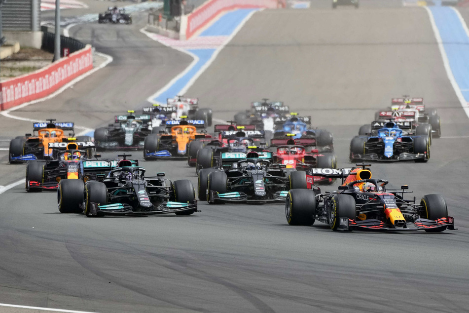 In der ersten Kurve verlor Max Verstappen (23) die Kontrolle, schlingerte neben die Piste und musste Lewis Hamilton (36) passieren lassen.