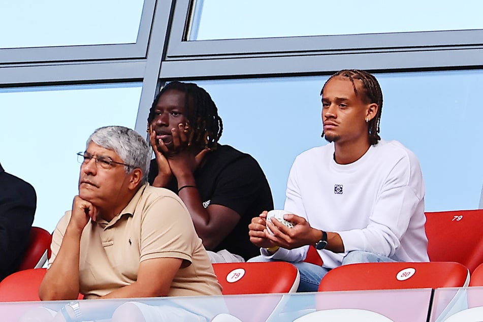 Amadou Haidara (27) und Xavi Simons (22) schauten sich die Pleite von RB Leipzig gegen Atalanta Bergamo von der Tribüne aus an.