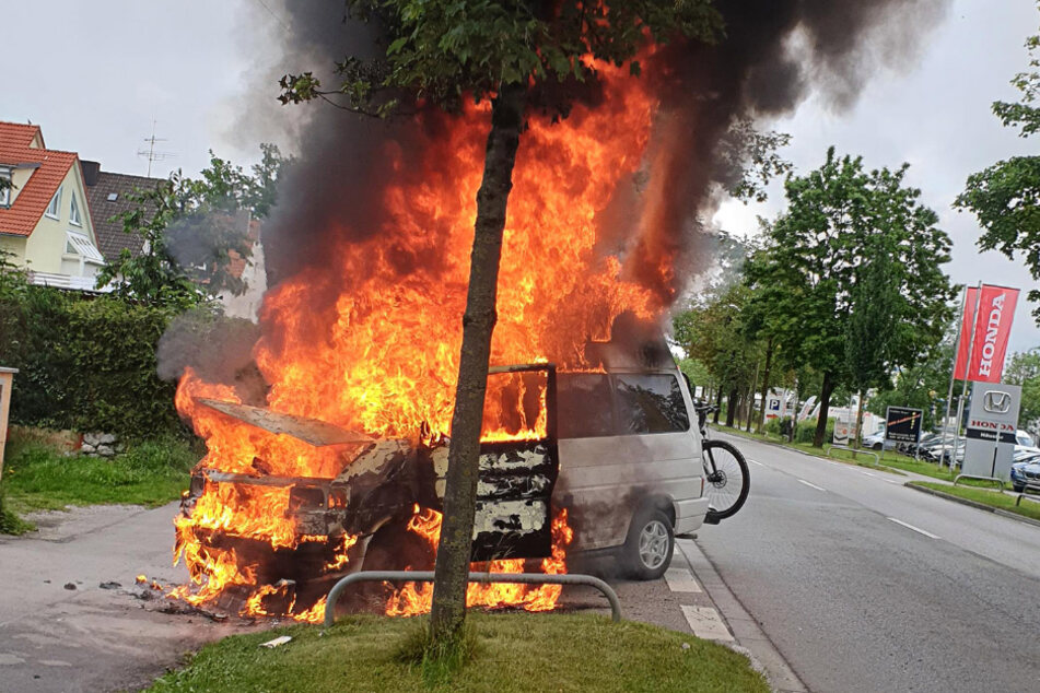 Der VW-Bus brennt lichterloh.