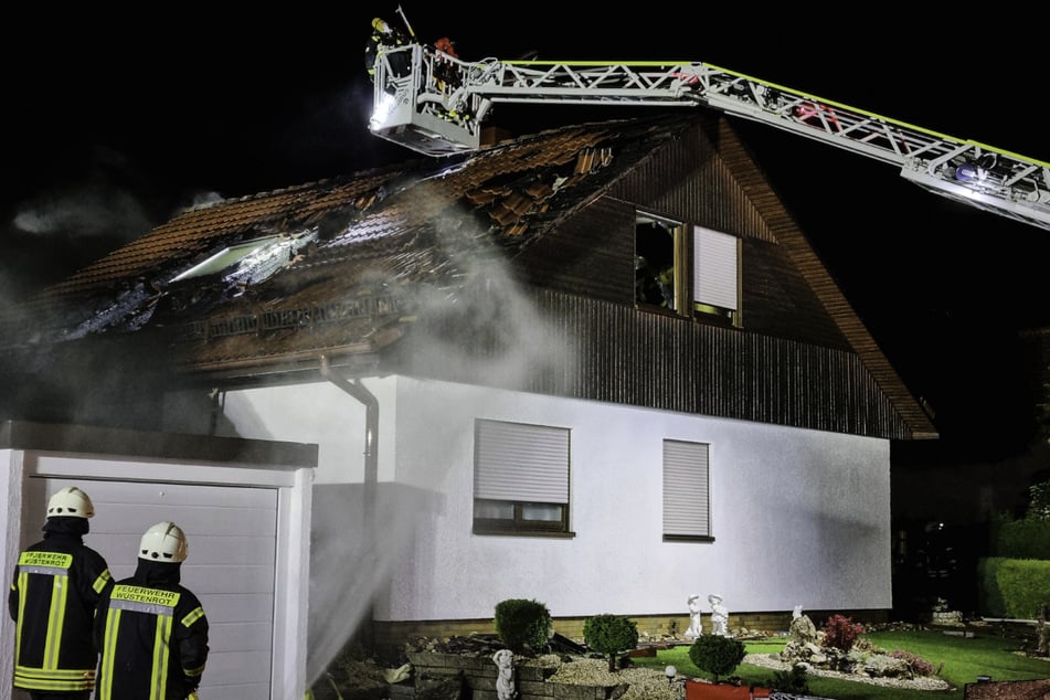 Die Feuerwehr konnte das Feuer erst nach einigen Stunden unter Kontrolle bringen.