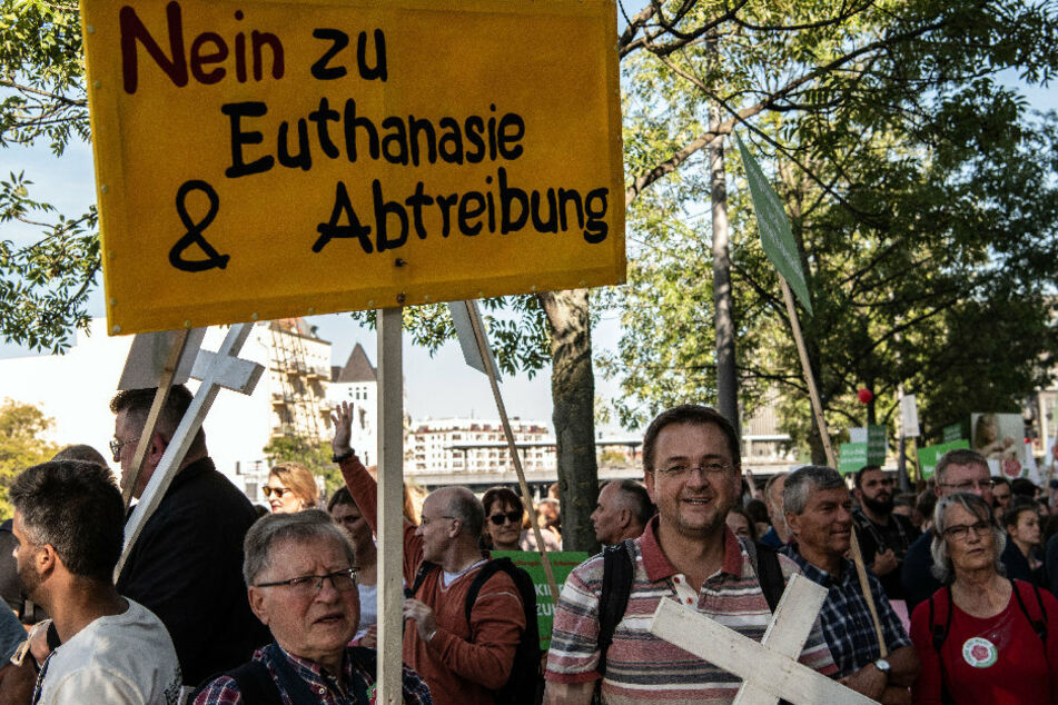 Ein Teilnehmer vom sogenannten «Marsch für das Leben" hält ein Schild mit der Aufschrift "Nein zu Euthanasie und Abtreibung" im Regierungsviertel.