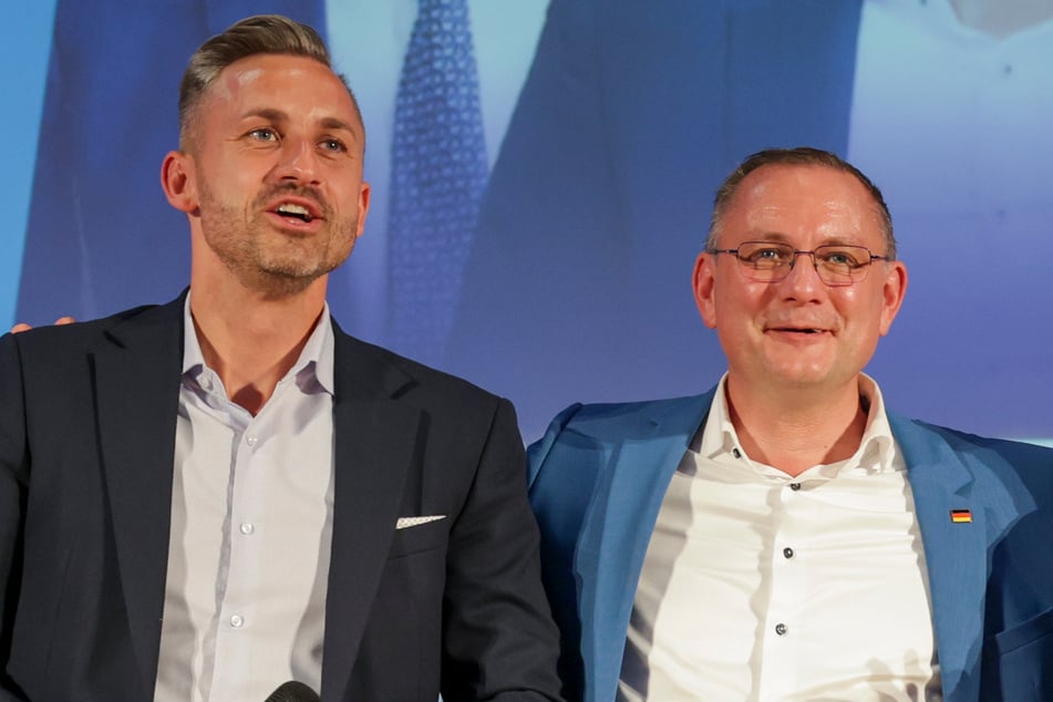 Kuriose Szenen auf AfD-Event: Tino Chrupalla und Ulrich Siegmund singen "Auferstanden aus Ruinen"