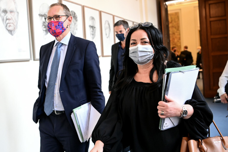 Michael Müller (SPD, l) und Dilek Kalayci (SPD) kommen zur Senats-Pressekonferenz.