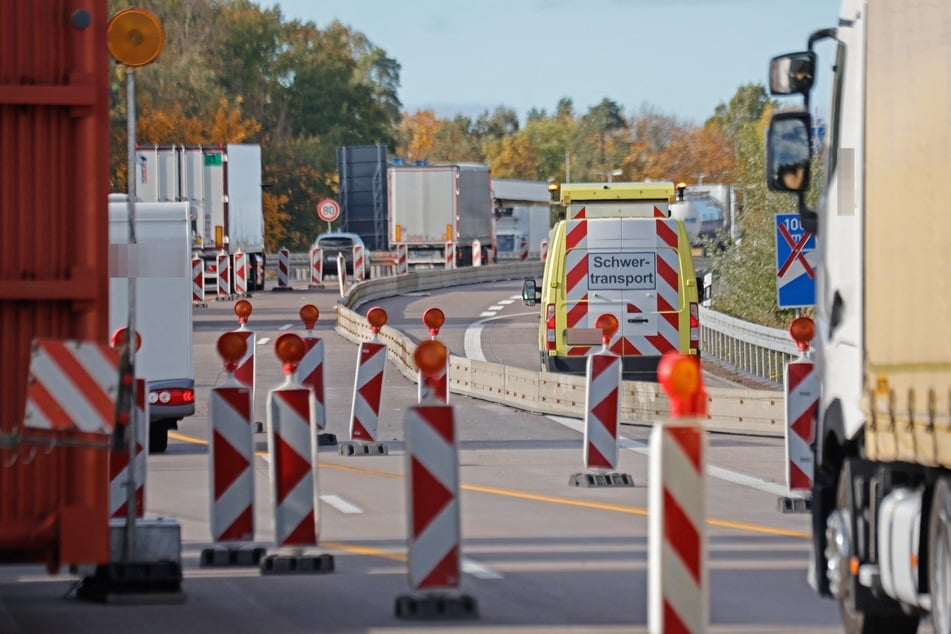 Unfall A2: Drei Schwerlasttransporter stecken auf der A2 fest - doch plötzlich verschwindet einer