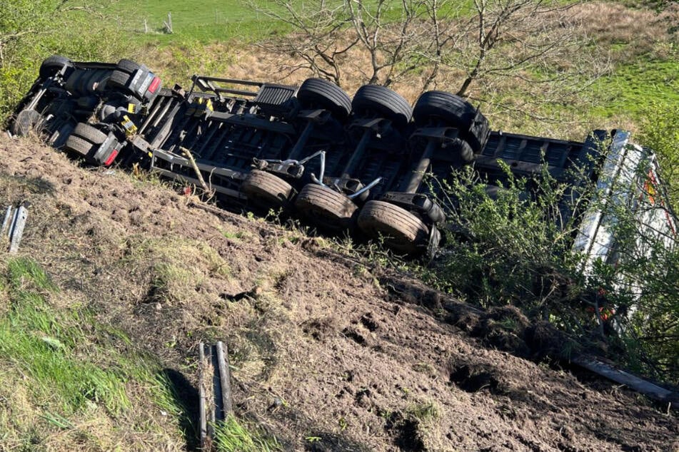 Unfall A23: Unfall im Norden: Lkw kommt von der Autobahn ab und kippt auf die Seite