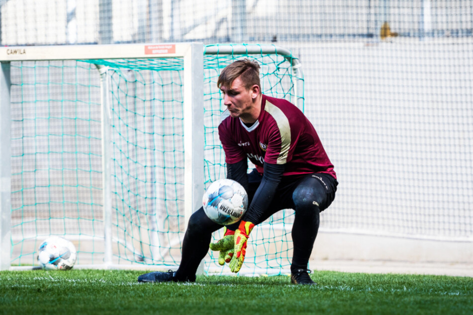 Dynamo-Keeper Kevin Broll beim Training im Stadion. Viele seine Mitspieler sieht er im Moment gar nicht, weil die Dresdner in zwei Gruppen üben müssen.
