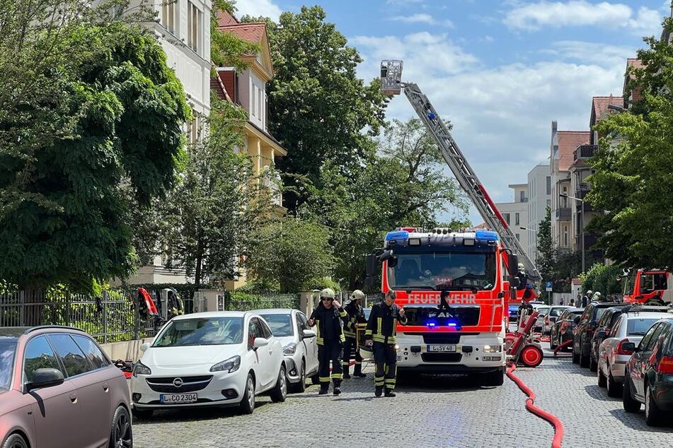 Leipzig: Großeinsatz in Leipzig-Gohlis: Anwohner wegen Dachstuhlbrand evakuiert