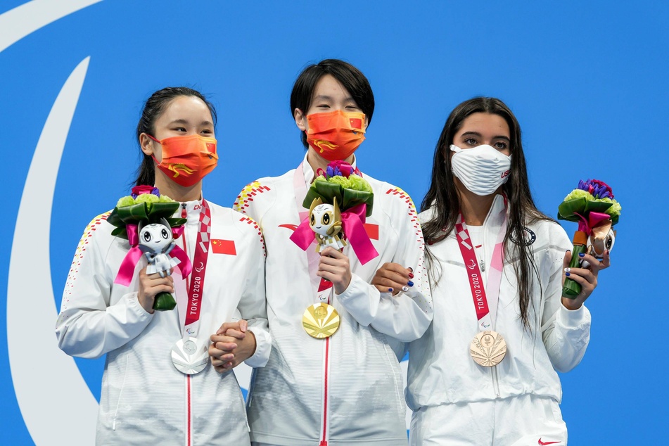 Anastasia Pagonis of the United States (r.) on Monday's medal stand with Cai Liwen (l.) and Ma Jia of China.