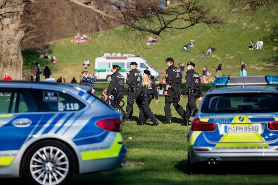 Polizisten patrouillieren durch den Englischen Garten.