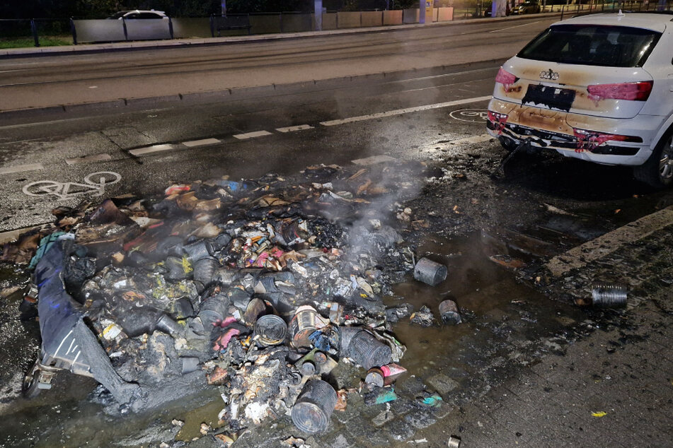 Leipzig: Mülltonnen in Leipzig abgefackelt: Schaden an parkendem Audi