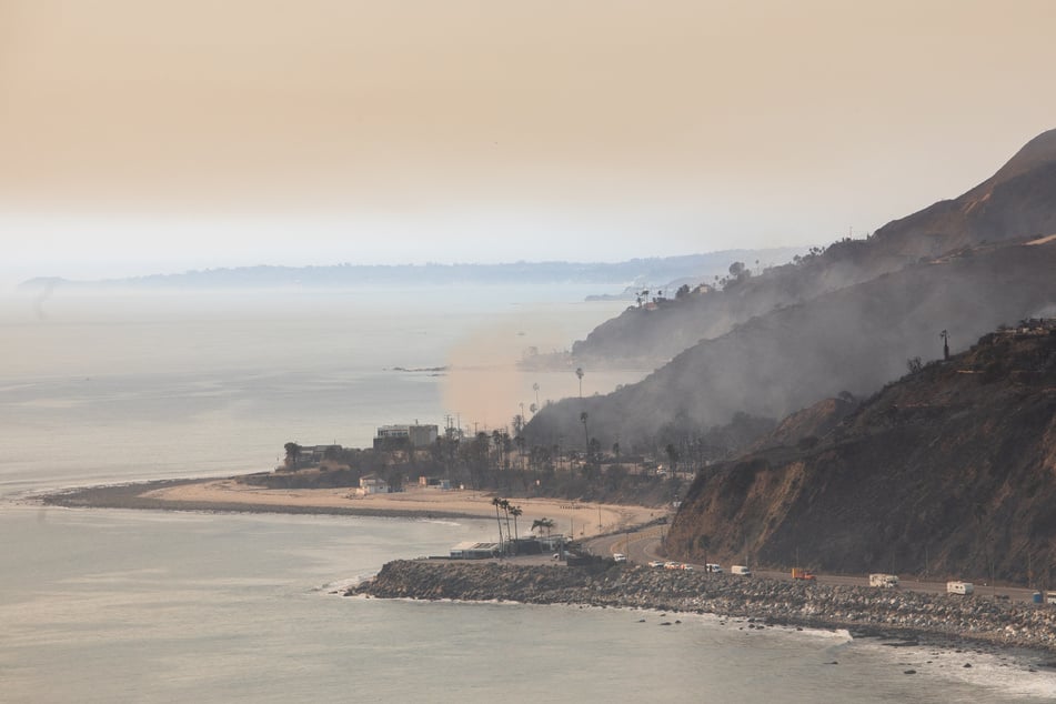 Rauch steigt über Malibu auf. Der Vorort von Los Angeles wurde vom Feuer verwüstet.