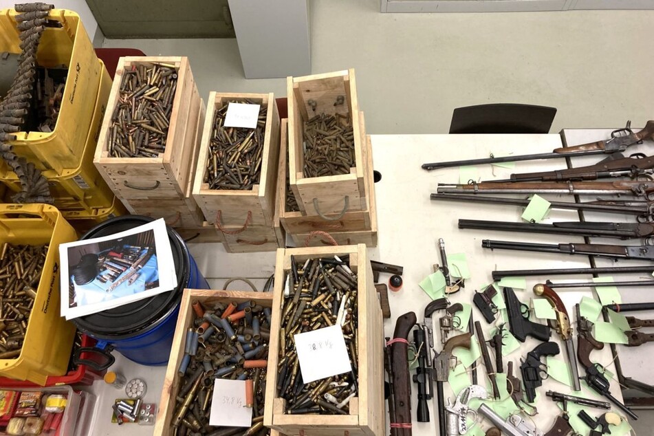 In der Wohnung des Verstorbenen fanden die Angehörigen 35 Waffen und rund 600 Kilogramm Munition.