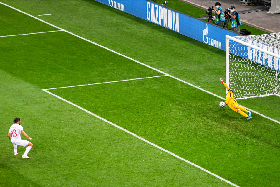 Der erste Knackpunkt: Der frühere Wolfsburger Ricardo Rodriguez (l.) scheitert mit seinem Elfmeter an Frankreichs Keeper Hugo Lloris und vergibt das 2:0 für die Schweiz.