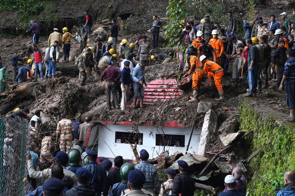Im Ort Shimla suchen Helfer nach Menschen, die in einem hinduistischen Tempel verschüttet worden.