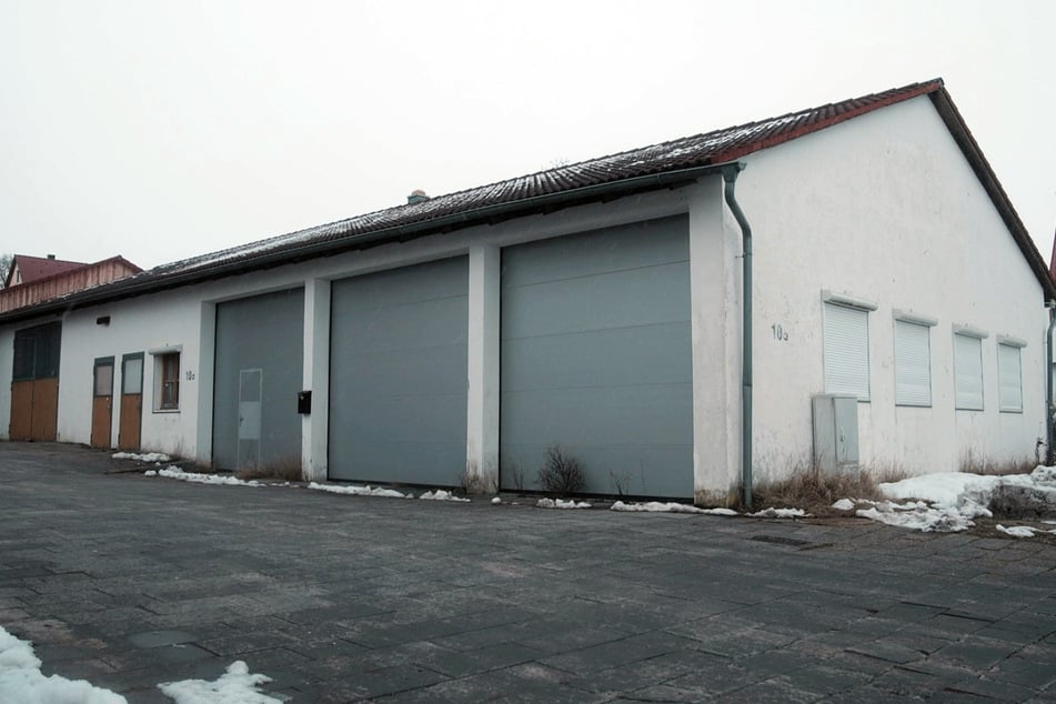 In dieser Lagerhalle stand ein Besen, an dem Alexandras Haare hingen.