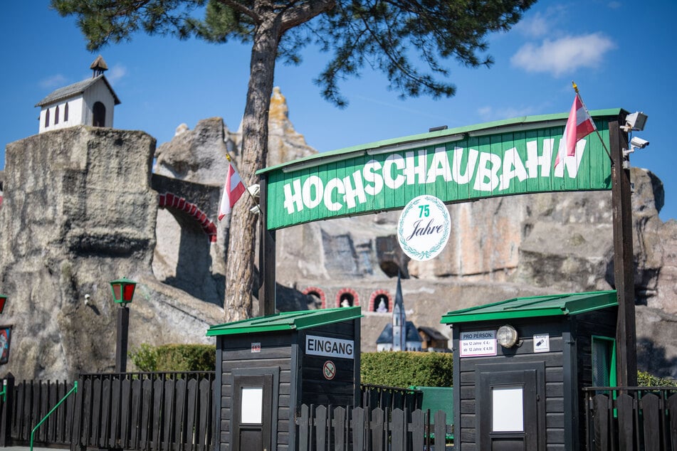 Blick auf die Achterbahn "Wiener Hochschaubahn" im Prater, bei der mehrere Menschen bei einem Unfall verletzt worden sind.