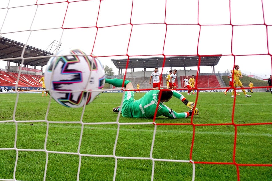 FSV-Keeper Johannes Brinkies ist geschlagen - der abgefälschte Ball von Kolja Pusch zappelt im Netz.