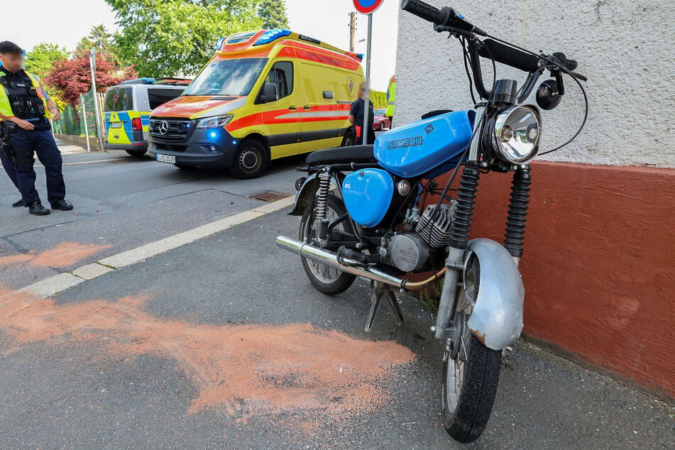 Der Simson-Fahrer (15) wurde bei dem Unfall ebenso verletzt wie der Autofahrer.