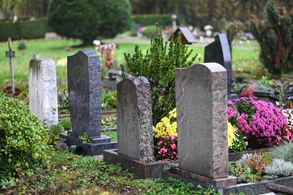 Einsatzkräfte machen ungewöhnlichen Fund auf Friedhof