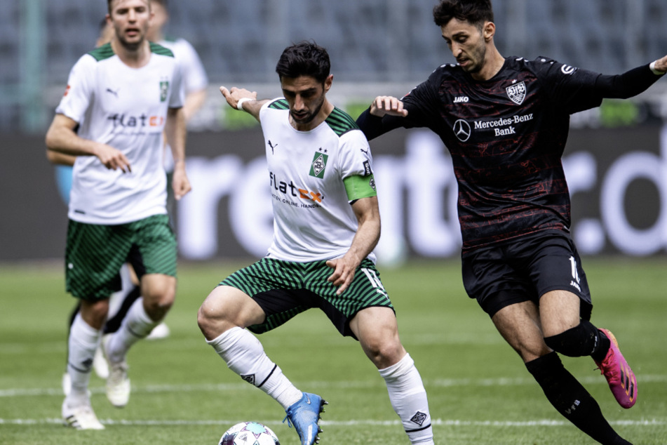 Mehr Zweikämpfe als Torchancen in einem intensiven Match: Hier versucht Stuttgarts Atakan Karazor (r.) dem Gladbacher Lars Stindl (Mitte) den Ball zu klauen.