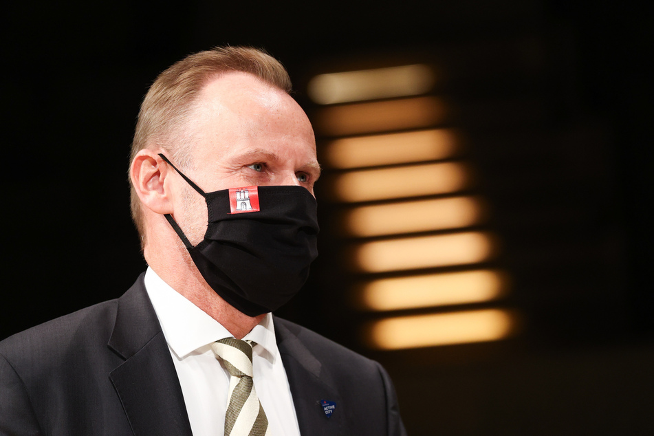 Andy Grote (SPD), Innen- und Sportsenator in Hamburg, steht bei einem Pressetermin auf der Bühne im Großen Saal der Elbphilharmonie.