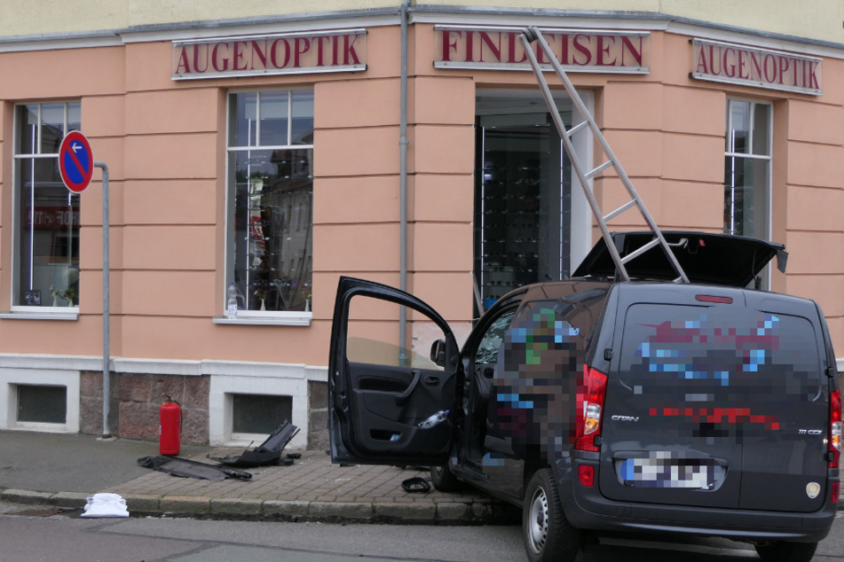 In Naunhof ist ein Transporter aus noch unbekannter Ursache in ein Optiker-Geschäft gerauscht.