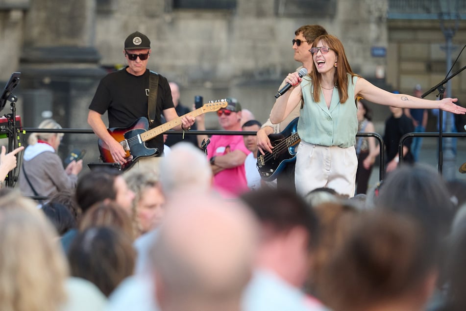 Die Dresdner Band Manina mit Sängerin Manina Münch am Samstagabend auf dem Schloßplatz.