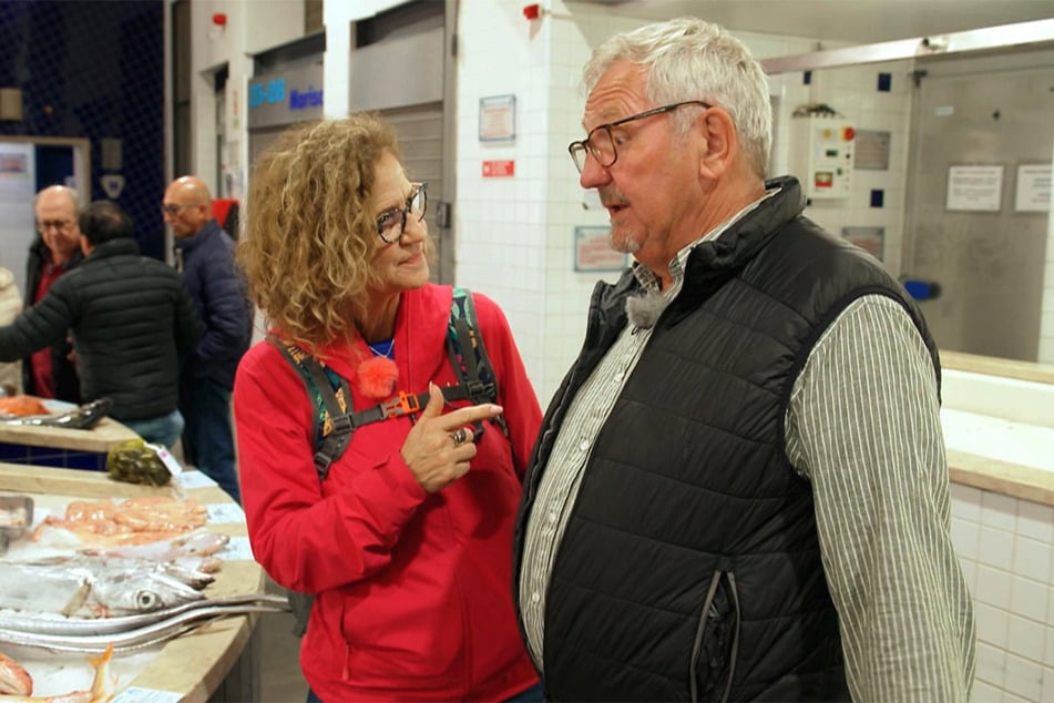 Auf dem Fischmarkt testen die beiden, ob sie nicht nur die besonderen Momente gemeinsam meistern, sondern auch den ganz normalen Alltag überstehen würden.